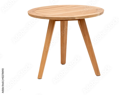 Dreibeiniger Holztisch  freigestellt vor weiss