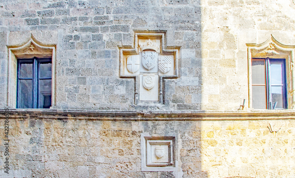Rhodos - Altstadt   Detail eines Reliefs an der alten Fassade  Kreuz   
