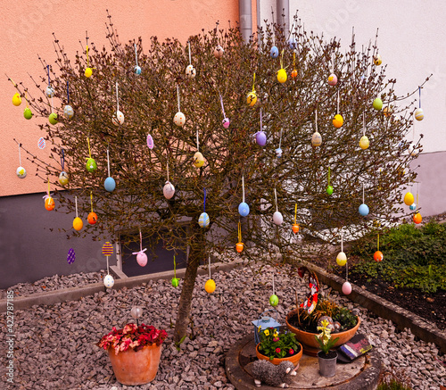Obraz na plátně Easter tree decorated with colorful Easter eggs