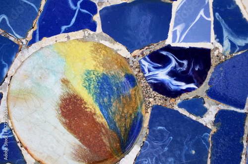 Canvas Print Broken tiles mosaic at park Guell, Barcelona