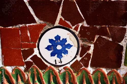 Canvas Print Broken tiles mosaic at park Guell, Barcelona