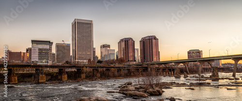 Fotografiet downtown skyline on the James River. Richmond, Virginia