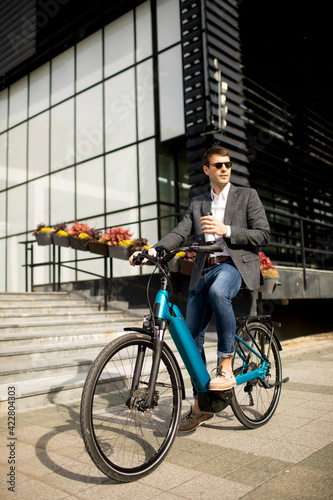 Young businessman on the eb...