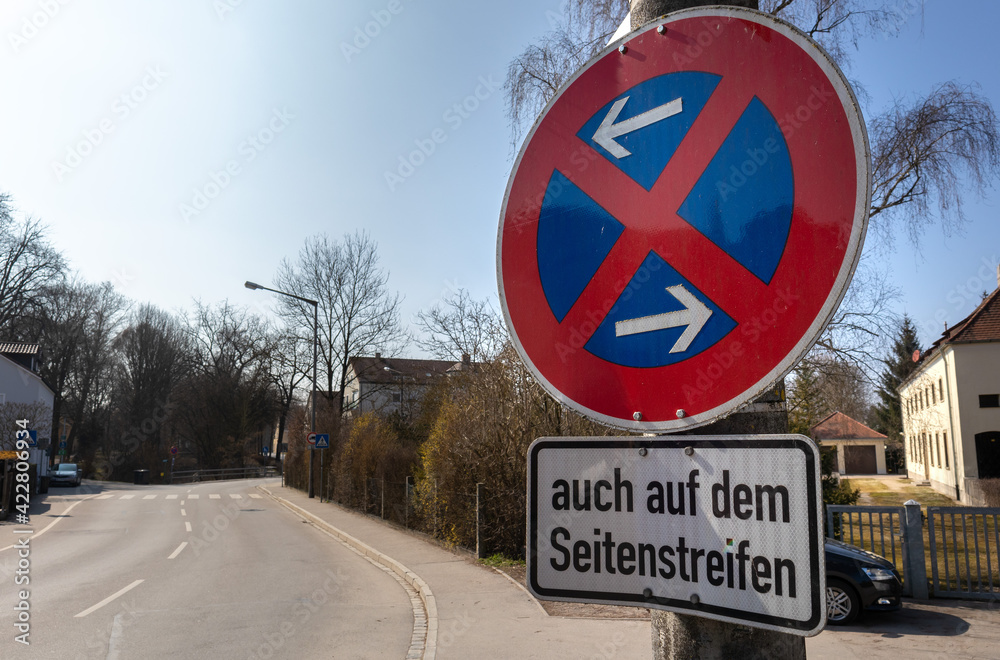 Absolutes Halteverbot Auch auf dem Seitenstreifen Schild Zeichen StockFoto Adobe Stock
