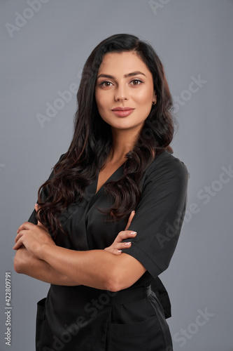 Φωτογραφία Adorable cosmetologist in black uniform posing indoors
