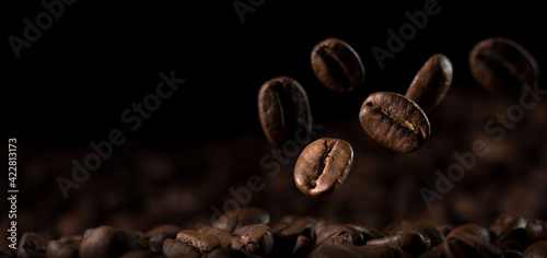 Foto Close-up, fresh coffee beans falling on the ground