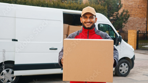 Εκτύπωση καμβά Young indian man delivering parcel