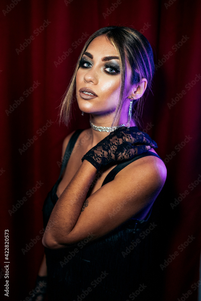 Chica rubia glam posando sobre tela roja espectaculo vestido ojos azules guantes de encaje guapa maquillaje Chica rubia glam posando sobre tela roja espectaculo vestido ojos azules guantes de encaje guapa maquillaje
