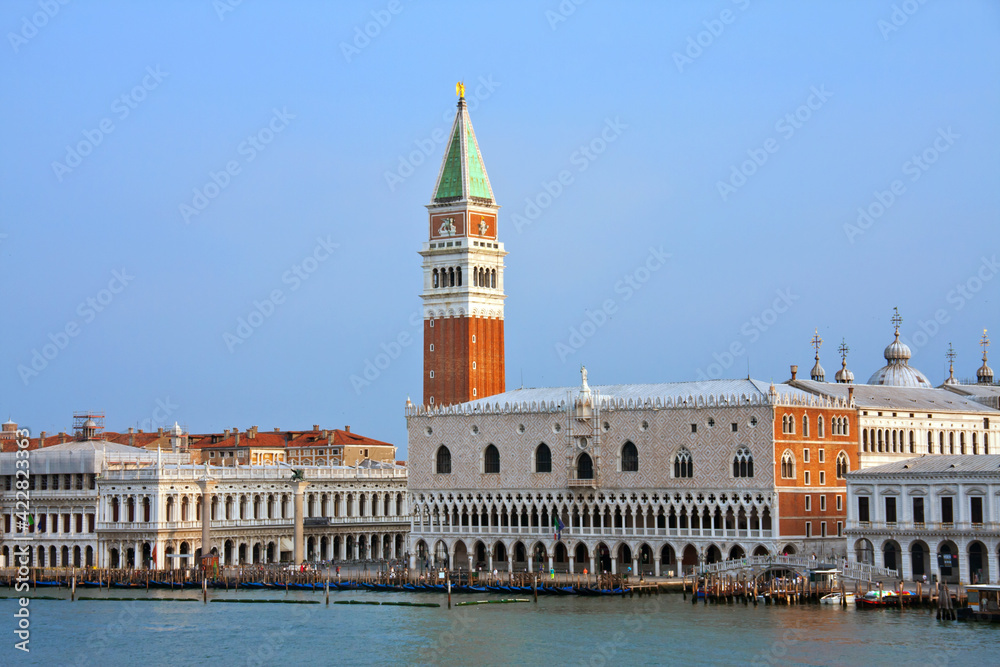 Dogenpalast mit Glockenturm von San Marco in Venedig, Italien