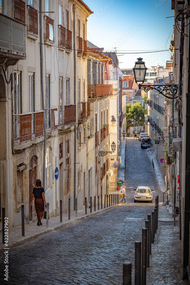 Vista de las antiguas y monumentales calles de ciudad del viejo Lisboa	