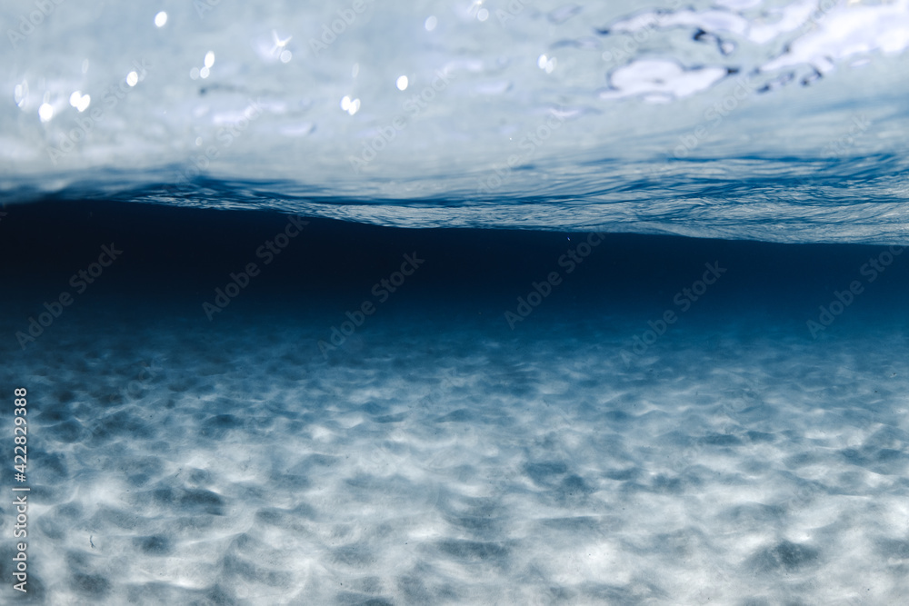 agua del mar cristalina y limpia en una playa de Canarias