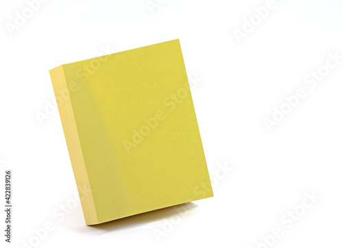 Haftnotizblock mit gelben Zetteln vor weißem Hintergrund