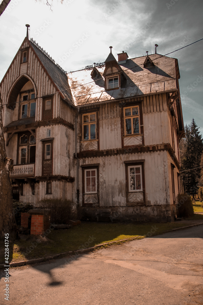 Opuszczony stary drewniany dom