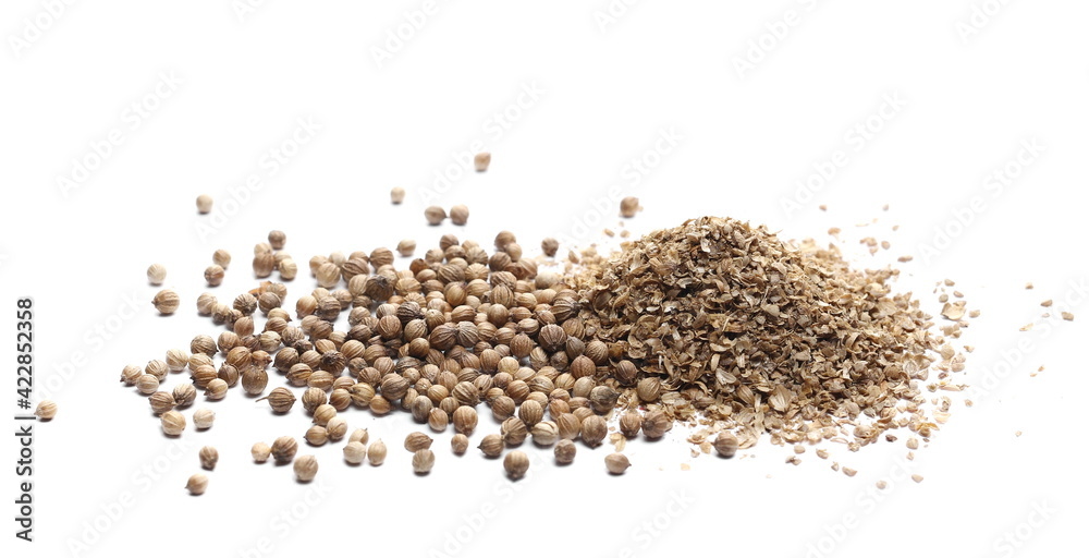 Fototapeta premium Coriander seeds and ground pile isolated on white background