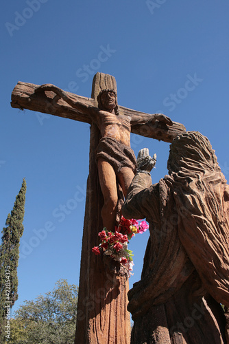 crucified jesus statue
