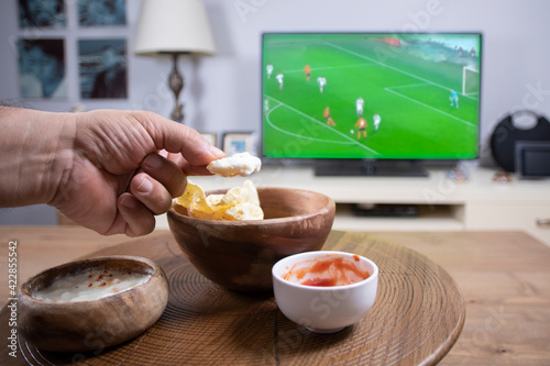 Bild auf Leinwand eating chips and watching tv at home