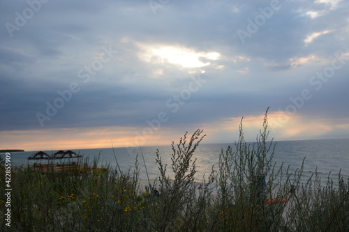 Fototapeta Naklejka Na Ścianę i Meble -  Morze Bałtyckie Polska zachód słońca plaża fale 
