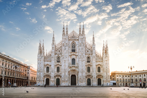 Tela View of the Milan Cathedral with empty square due to the coronavirus blockade, w