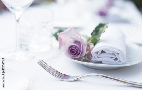 Mesa preparada y decorada para banquete de boda con mantel, servilletas, cubertería y arreglos florales