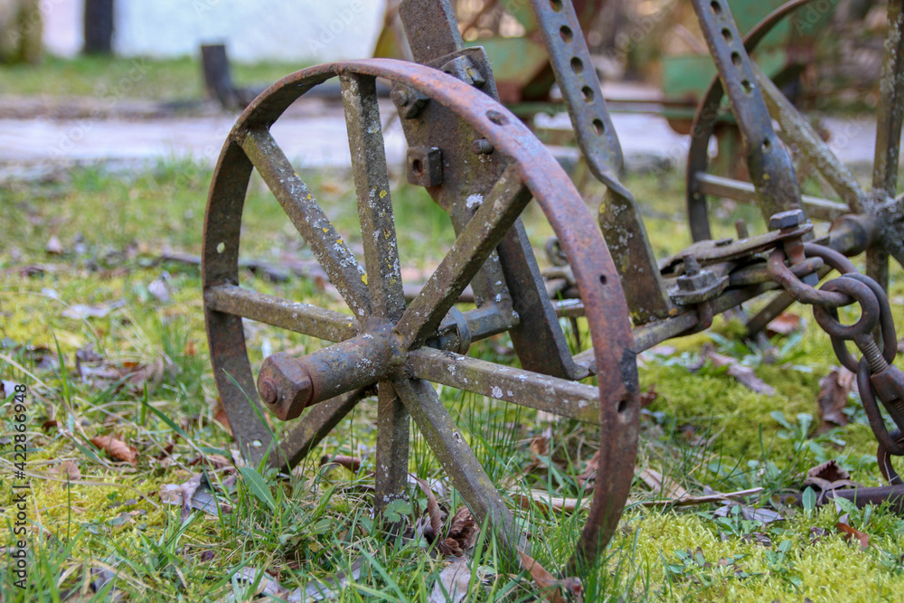 old iron plough for earth processing
željezni plug old iron plough for earth processing
željezni plug