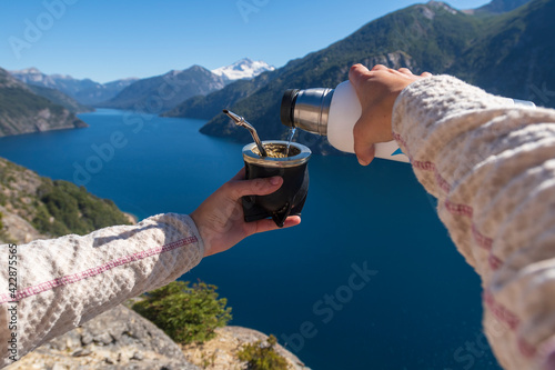 Mujer sirviendo unos ricos mates argentinos en sus vacaciones de verano por la Patagonia.  photo