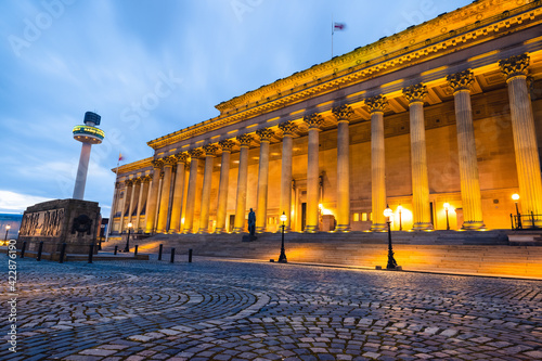 Φωτογραφία St George's Hall in Liverpool lights up yellow to celebrate National Day of Refl