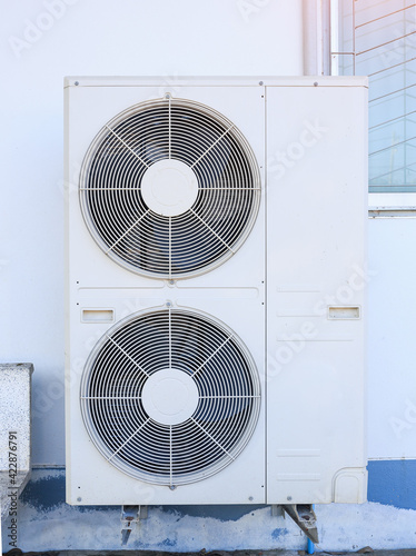 Fotografía Condenser unit or compressor outside home or residential building