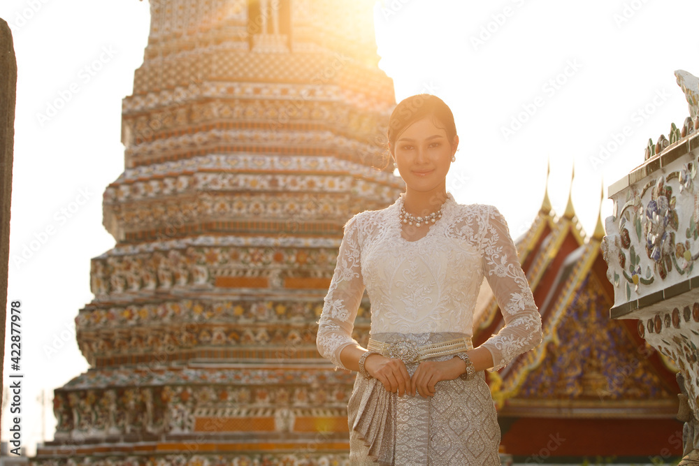 Fototapeta premium Woman in Thai Traditional Costume which is very Elite old Fashion