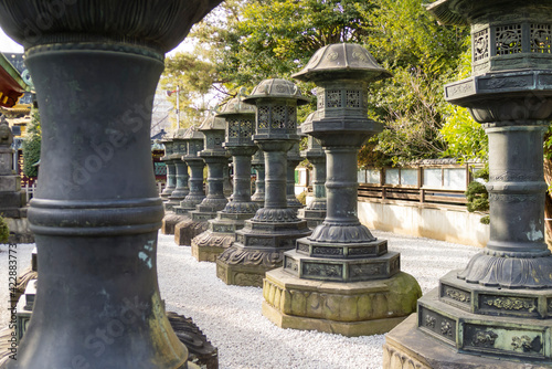 Fotografie Bronze Lanters at Ueno Tosho-gu Shrine in Tokyo