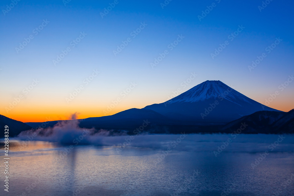 夜明けの富士山 山梨県本栖湖にて 夜明けの富士山 山梨県本栖湖にて