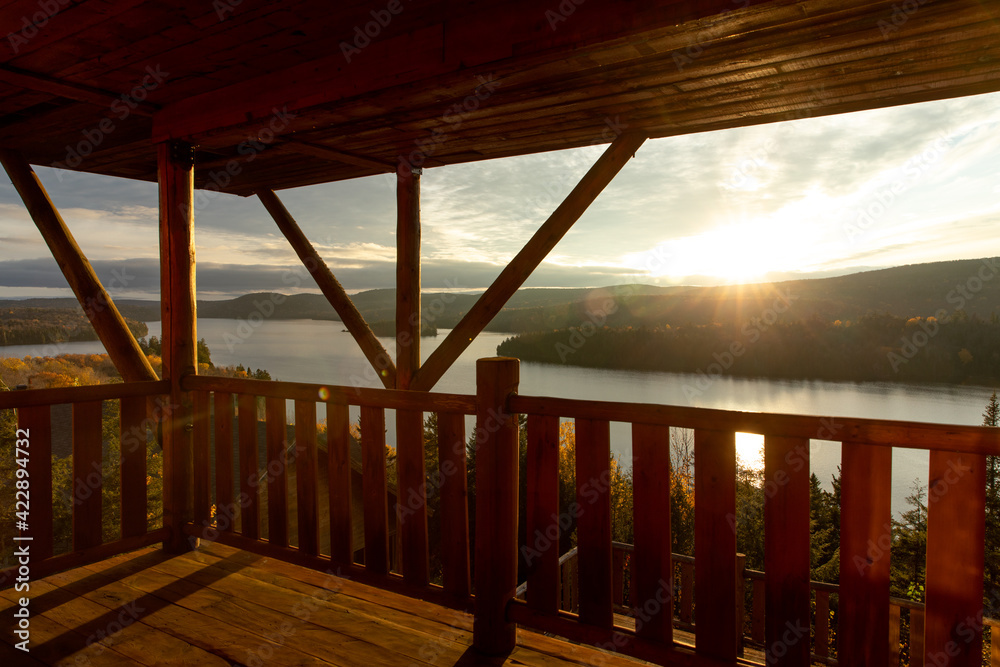 Coucher de soleil chaleureux avec un lac avec des iles montagneuses vue d'un balcon