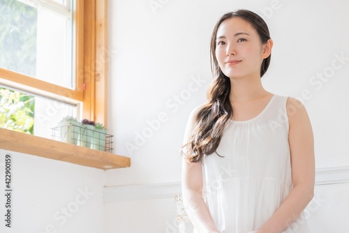 若い日本人女性　ビューティー　イメージ