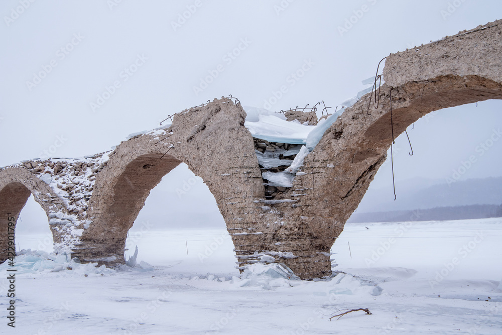 Fototapeta premium 冬の上士幌町糠平湖 雪景色のタウシュベツ川橋梁