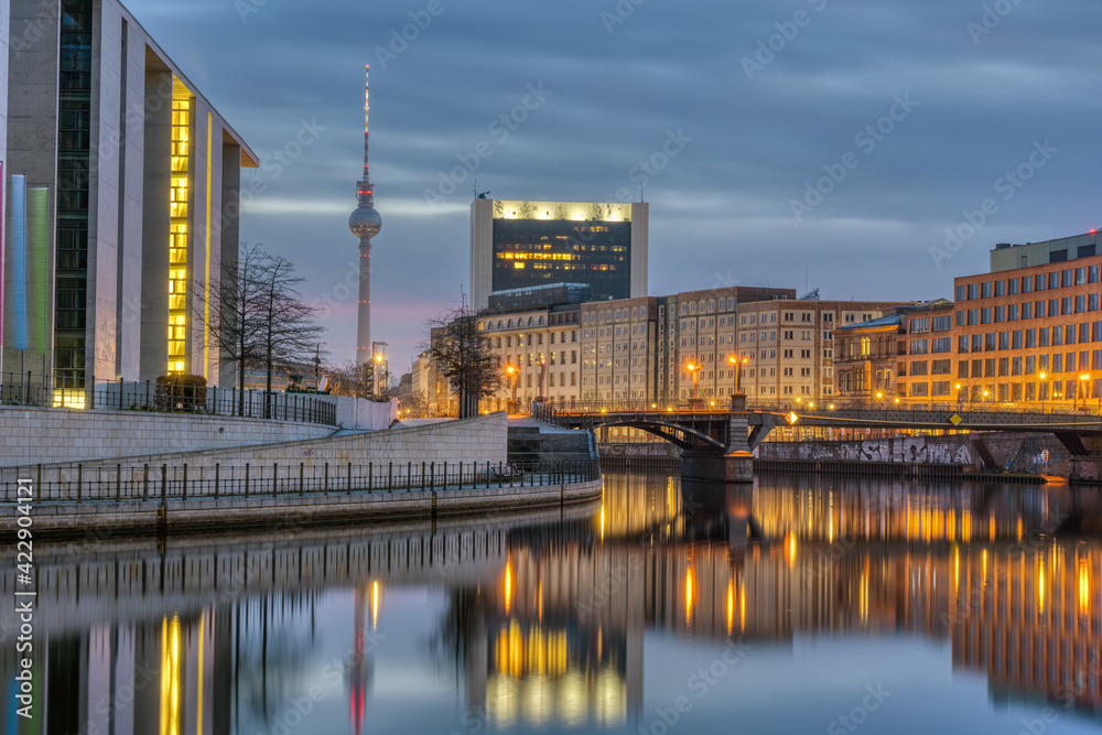 Obraz premium Dawn at the river Spree in Berlin with the Television Tower in the back