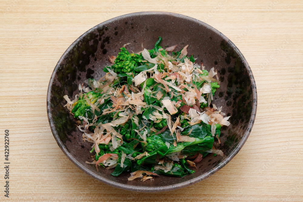 茹でた菜の花のつぼみ。 これは「おひたさ」という日本料理です。 茹でた菜の花のつぼみ。 これは「おひたさ」という日本料理です。