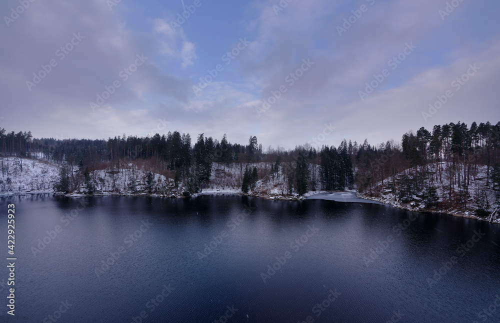 Fototapeta premium Aussicht auf den Ottensteiner Stausee im Waldviertel in Niederösterreich bei schneefall