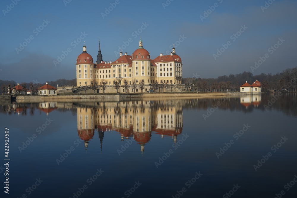 Fototapeta premium Blick zum Schloss Moritzburg in Sachsen