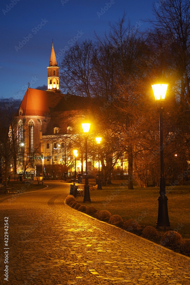 Ścieżka pyz starych latarniach we Wrocławiu wieczorem, widok na kościół, Polska - obrazy, fototapety, plakaty 