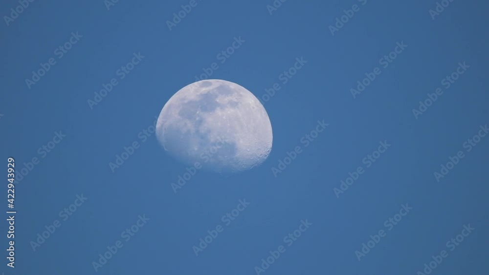 La luna di giorno nel cielo azzurro