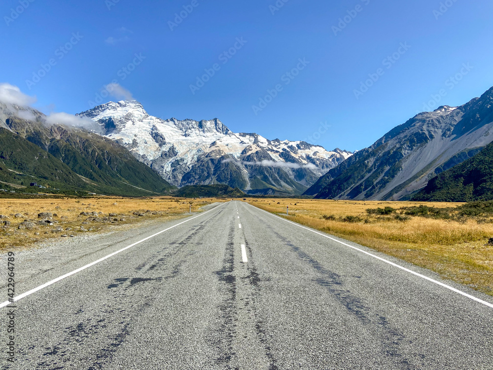 Fototapeta premium Gerade Straße vor Bergpanorama am Mount Cook, Canterbury, Neuseeland
