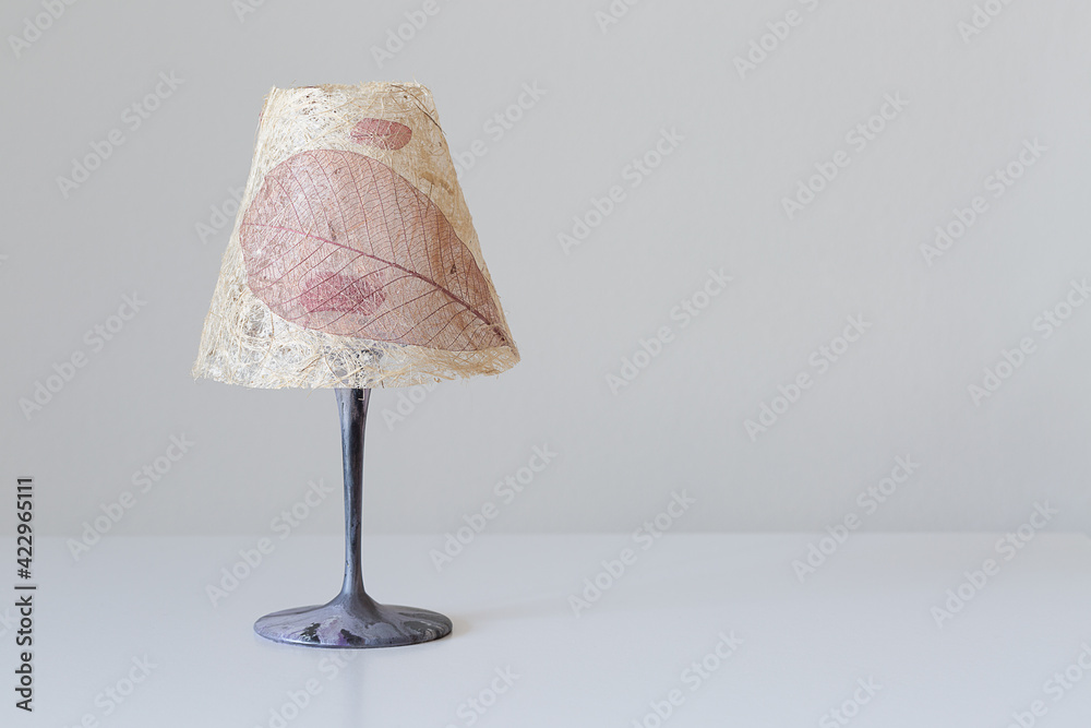 Lampada da tavolo per interni su superficie bianca Lampada da tavolo per interni su superficie bianca