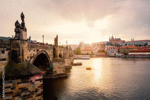 Obraz na płótnie Karlsbrücke in Prag mit Blick auf die Prager Burg zum Sonnenuntergang am Abend. w salonie