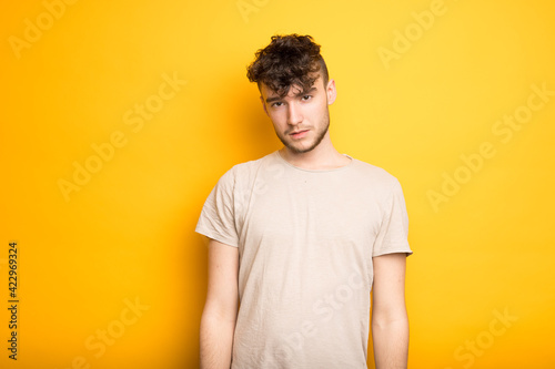 Junger Mann im T-Shirt vor einem gelben Hintergrund © Christian Schwier