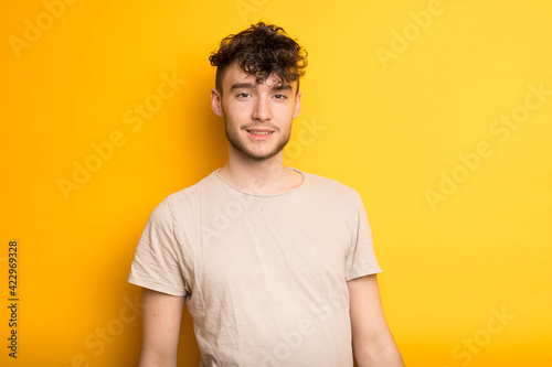 Junger Mann im T-Shirt vor einem gelben Hintergrund © Christian Schwier