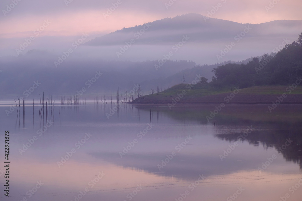 朝霧に包まれる沼田町ホロピリ湖
