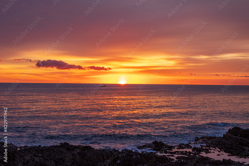 雄武町日の出岬 朝焼けに染まるオホーツク海と日の出の風景
