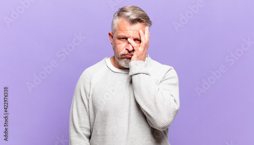 Foto old senior man feeling bored, frustrated and sleepy after a tiresome, dull and t