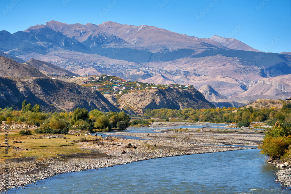 Φωτογραφία River valley with a small village on the hill in Dagestan republic of Russia
