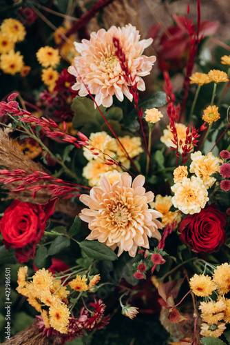 elegant wedding decorations made of natural flowers