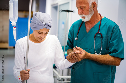 Quadro em tela Woman with cancer during chemotherapy recovering from illness in hospital